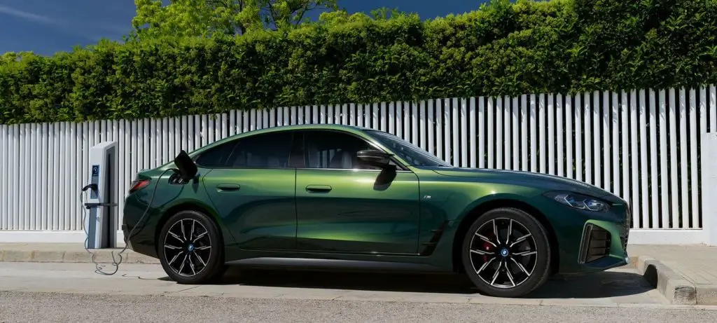 bmw-i4-edrive-grön-laddar