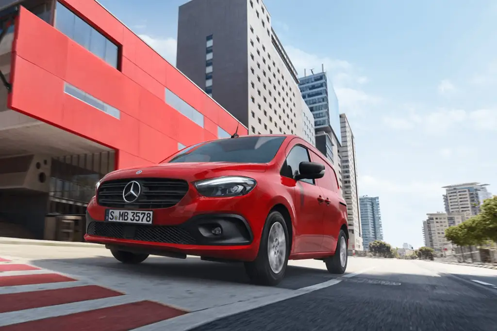 mercedes-benz-citan-röd-kör-i-stad