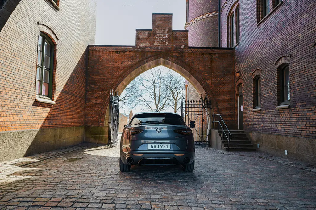 Alfa-Romeo-Stelvio-back