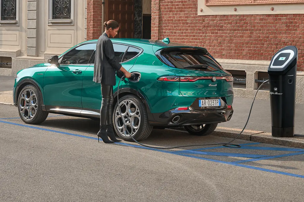 Alfa-Romeo-Tonale-Laddar-grön