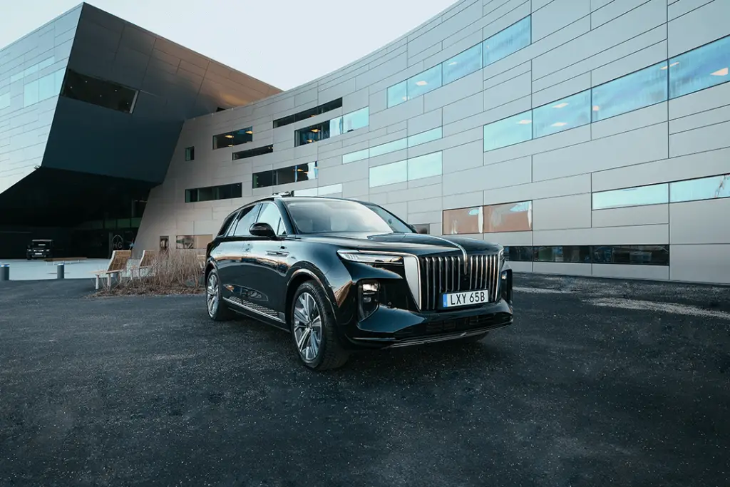 Hongqi-E-HS9-Side-Front
