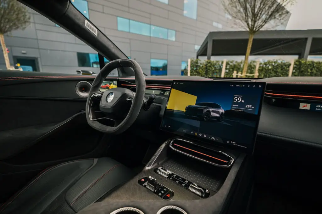 Lotus-Eletre-Instrumentpanel