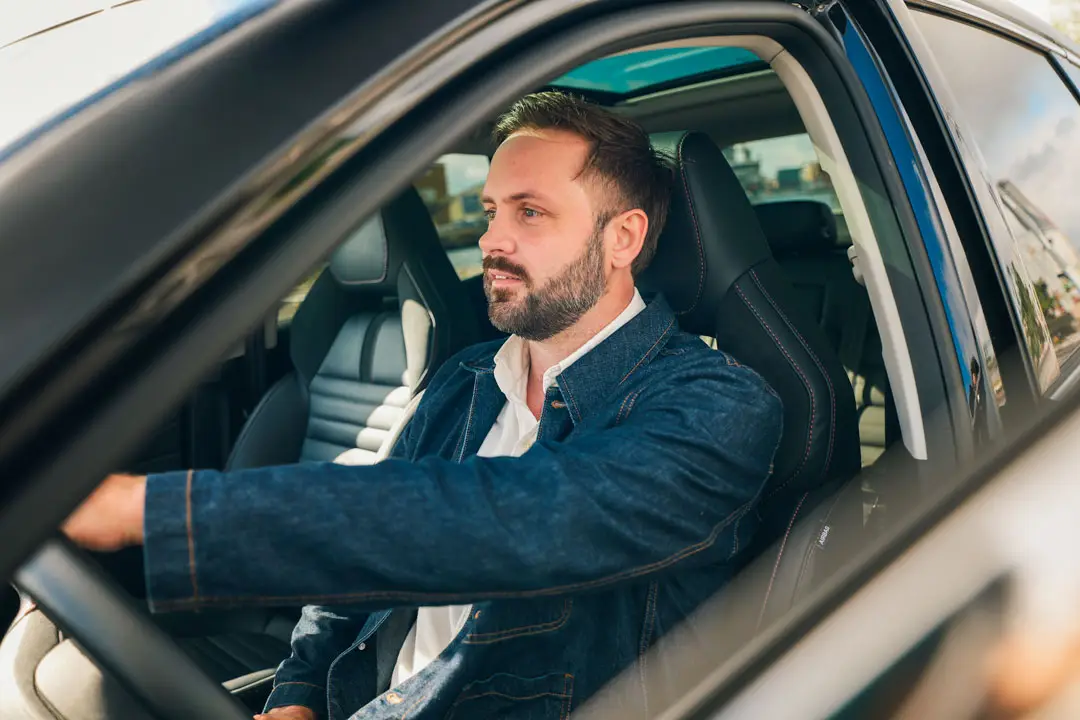 MG-EHS-Plug-In-Front-Man-Harbor-Car