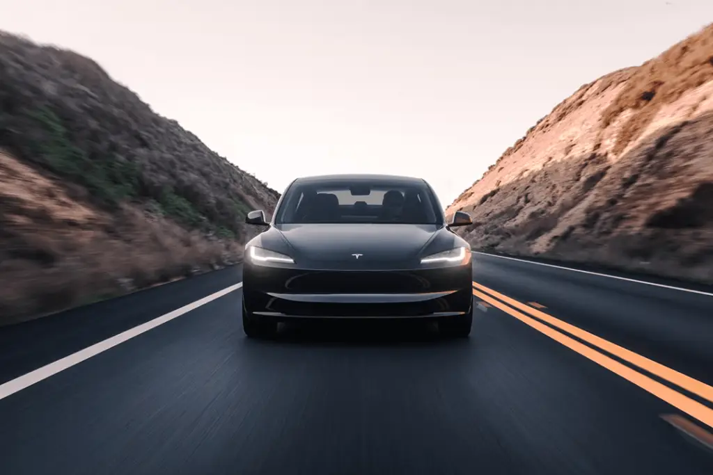 Tesla-model-3-kör-front-perspektiv