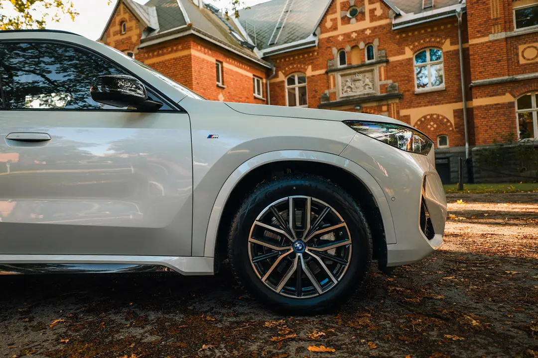 BMW-X1-Hjul-hus-i-bakgrund
