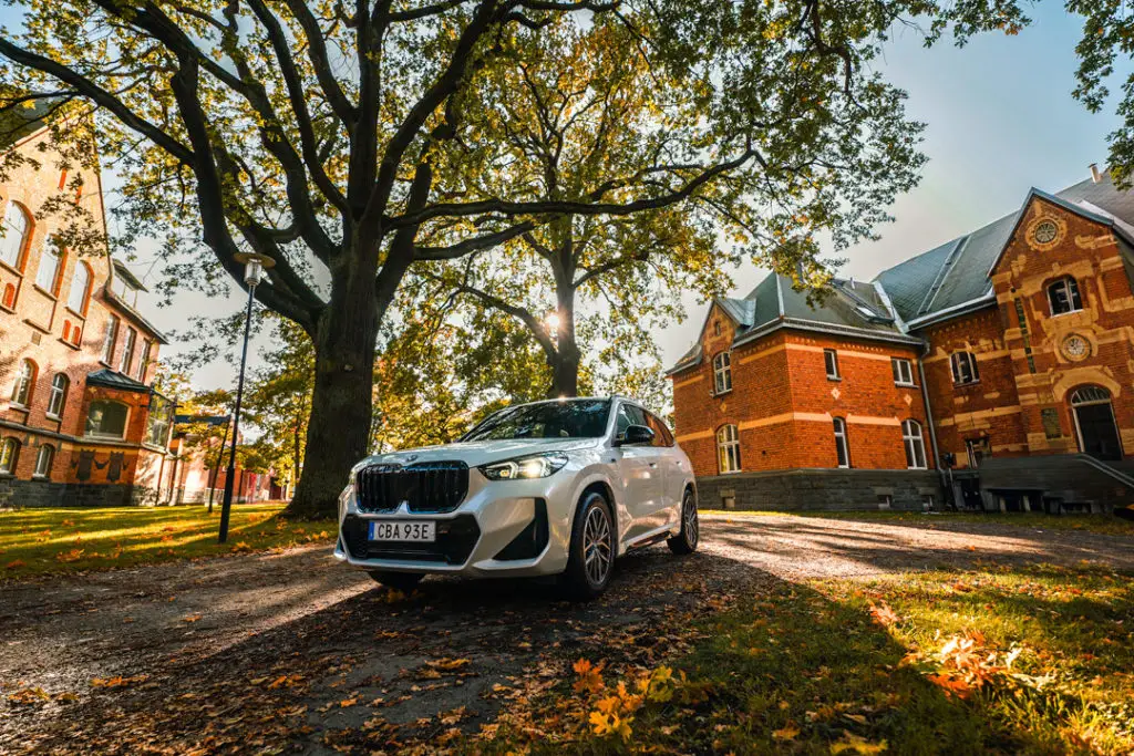 BMW-X1-Höst-Bil-byggnader-i-bakgrund