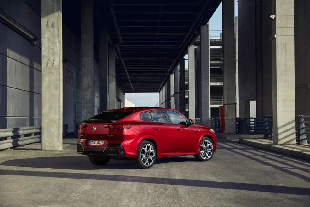 Röd-BMW-iX2-Back-Side-parkeringshus