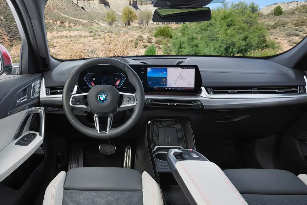 BMW-iX2-Interior-natur-framför-bil