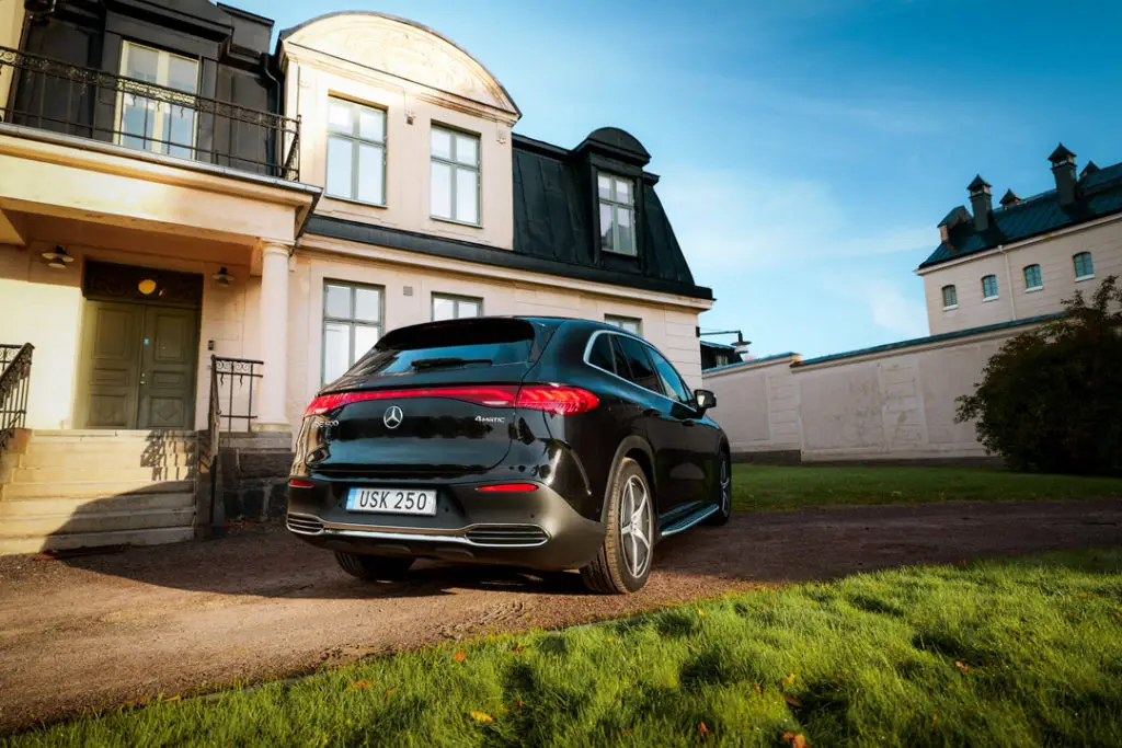 EQE-SUV-Sida-bak-svart-hus-i-bakgrund