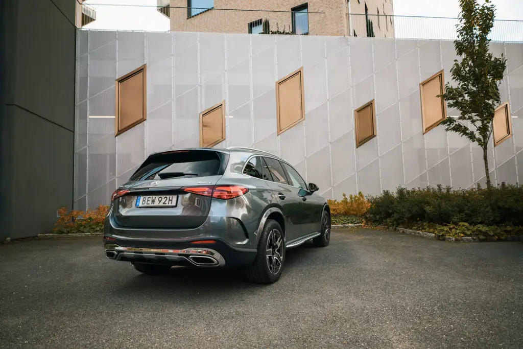 Mercedes-GLC-Bak-grå-på-parkering