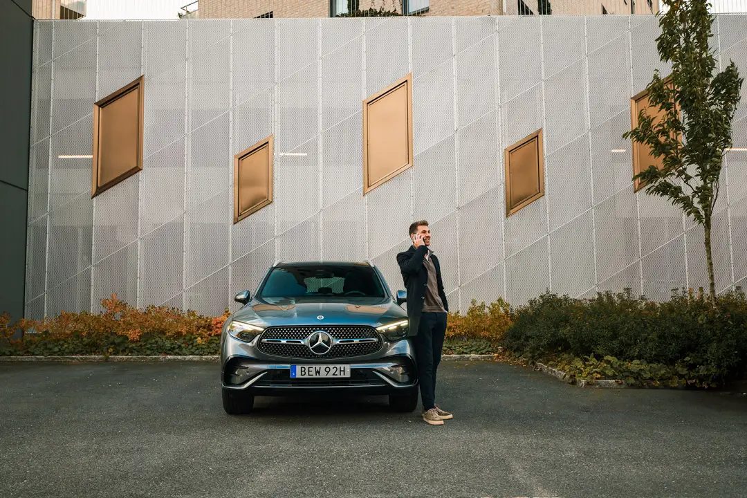 Mercedes-GLC-Man-pratar-i-telefon