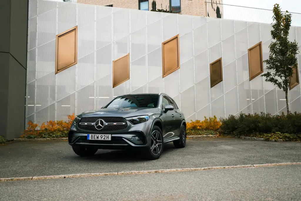 Mercedes-GLC-Sida-Front-grå-på-gata