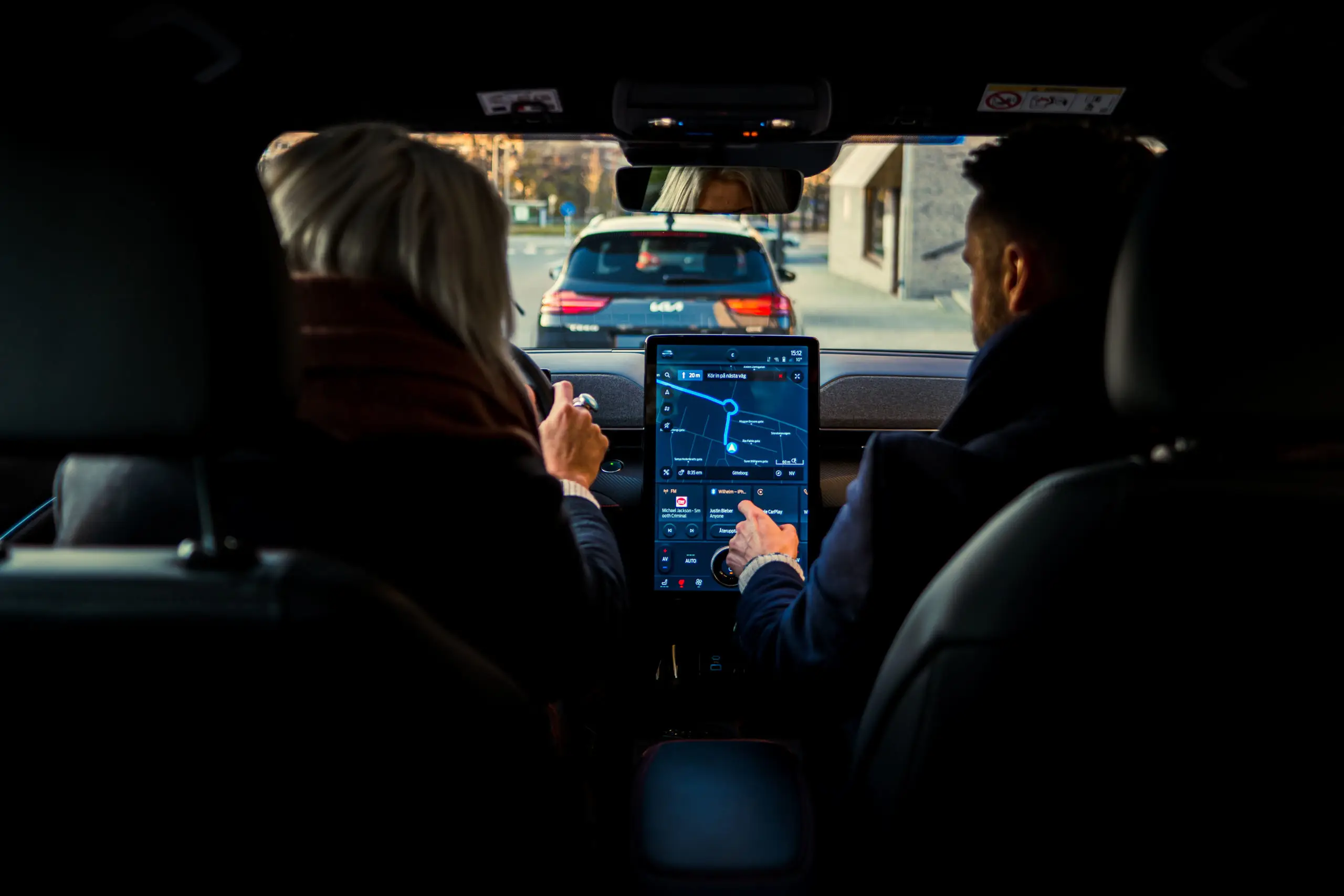 Förare-i-bil-display-journal