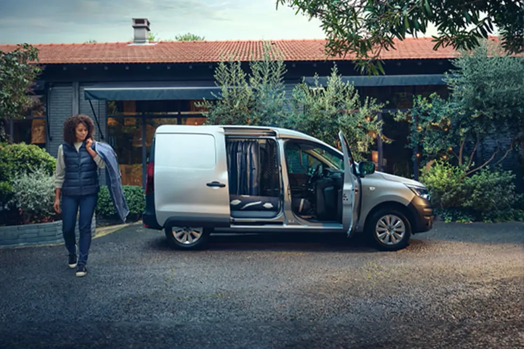 renault-express-öppen-kvinna-skall-lasta