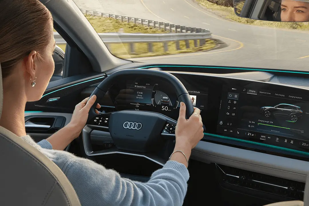 Audi-Q6-e-tron-kvinna-kör-på-landsväg