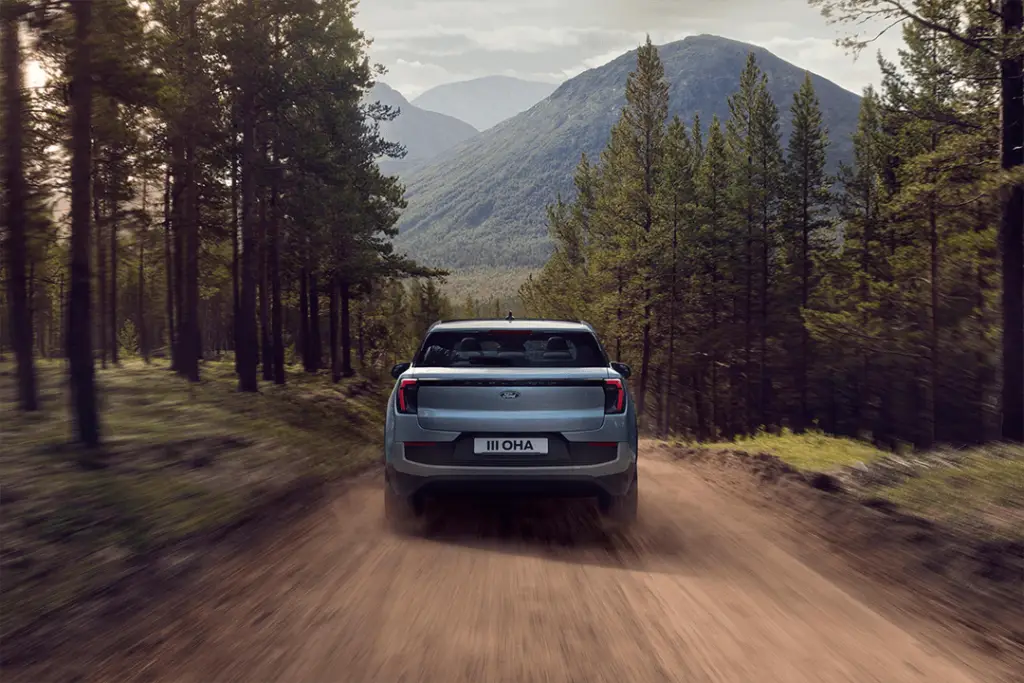 Ford-Explorer-Elektrisk-grusväg-bakifrån