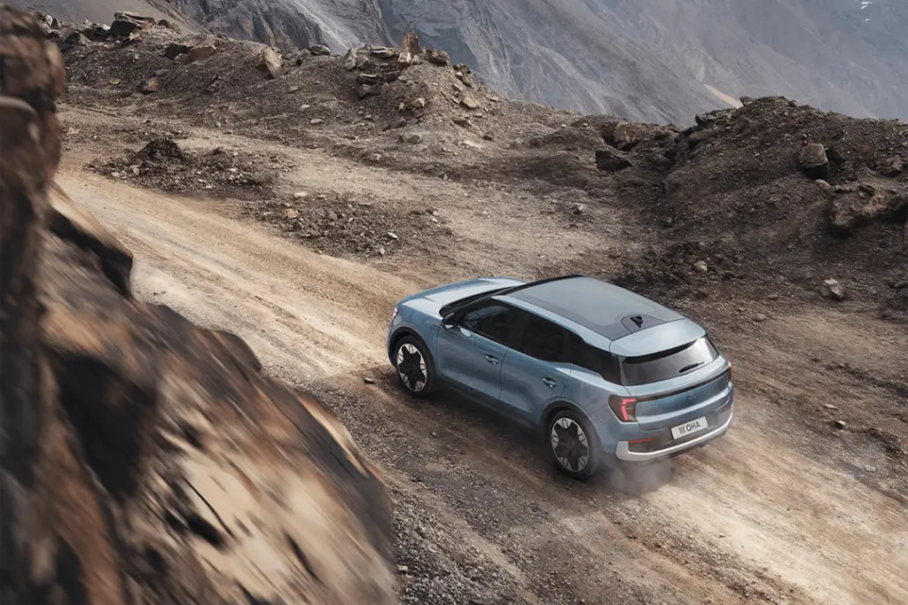 Ford-Explorer-Elektrisk-grusväg-ovanifrån