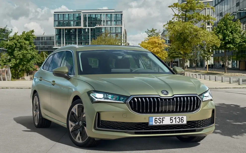 Skoda-Superb-parkerad-front