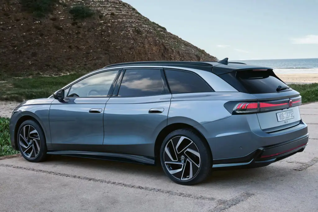 Volkswagen-ID.7-Tourer-Vänster-Sida-Bak