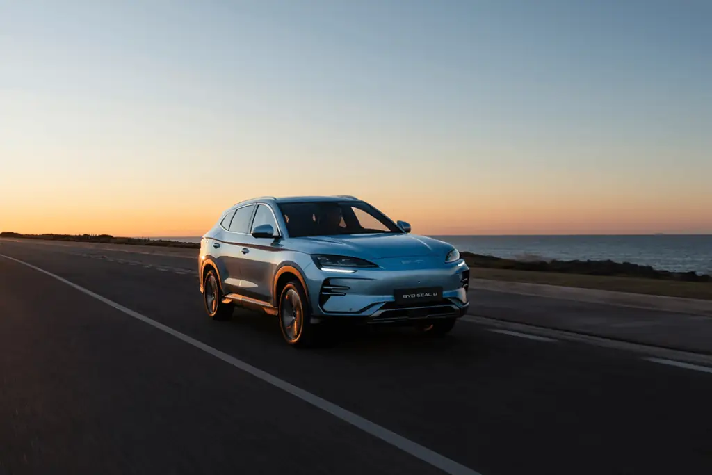 BYD-SEAL-U-kör-i-solnedgång