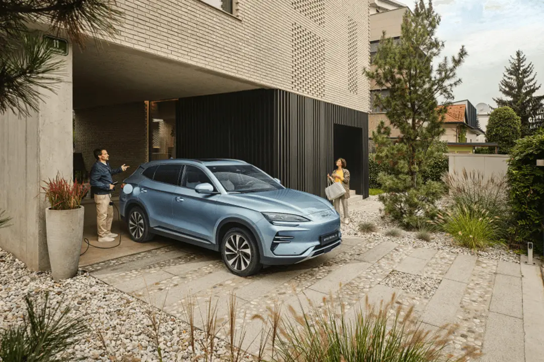 BYD-SEAL-U-parkerad-på-uppfart-laddar