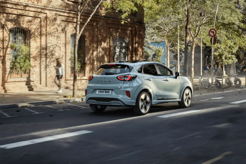 Ford-Puma-ST-Line-bakisida-kör-i-stad