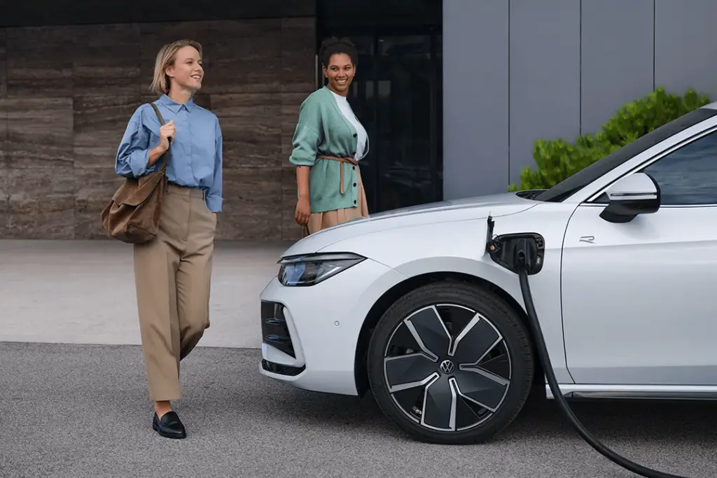 Passat-Sportscombin-Business-eHybrid-laddar-två-kvinnor-är-glada