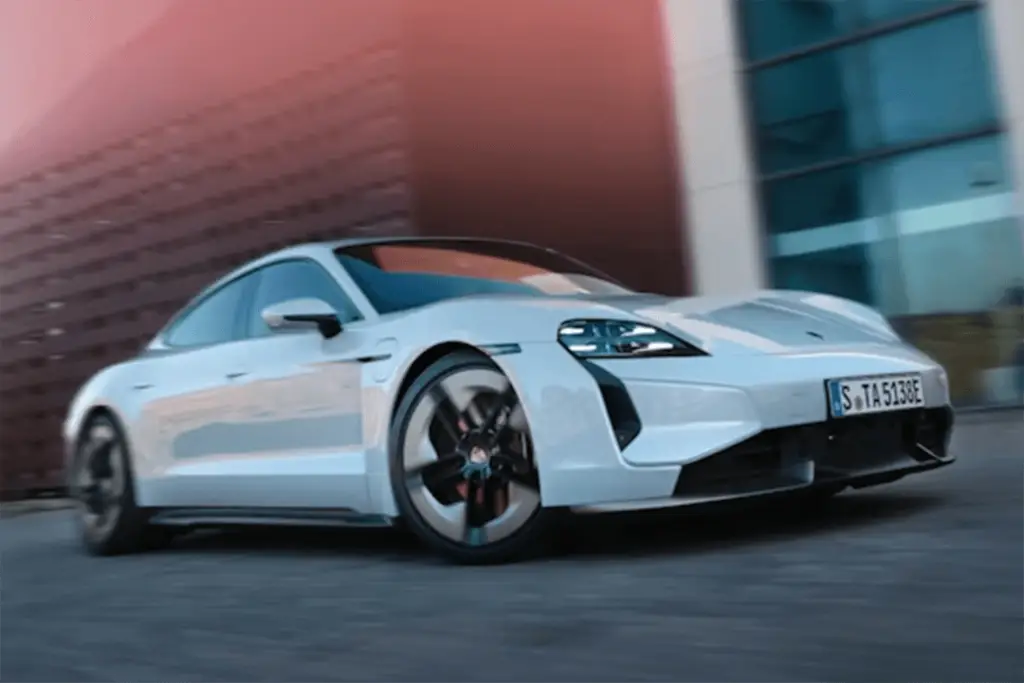 Taycan-kör-framför-byggnad