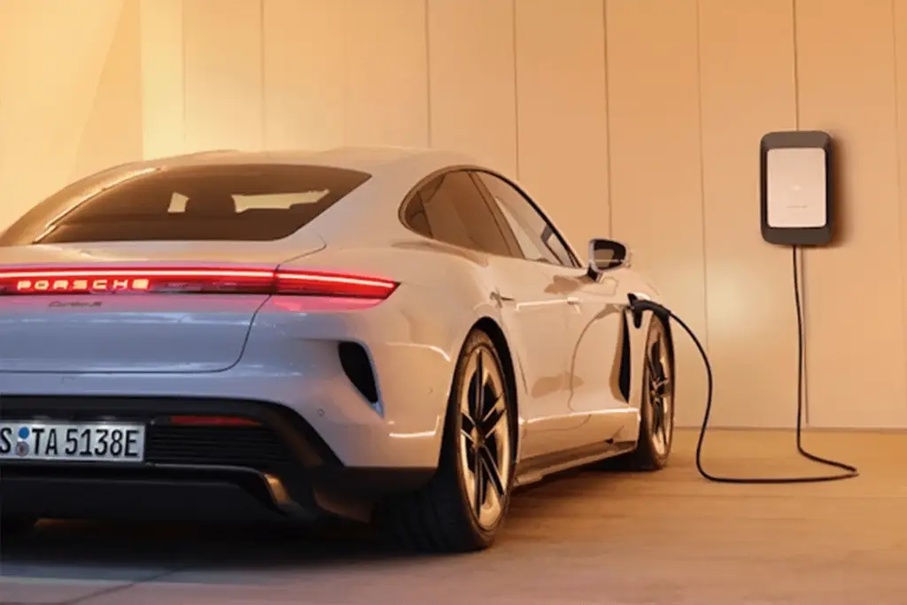 Taycan-laddar-i-byggnad