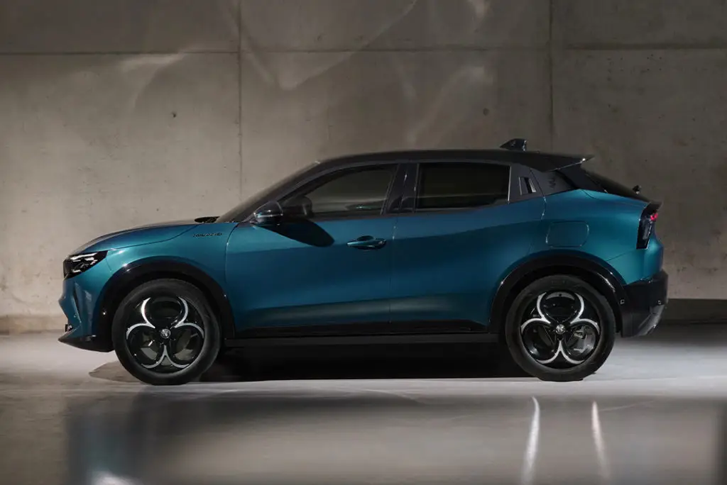 Alfa-Romeo-Junior-Ibrida-Sida