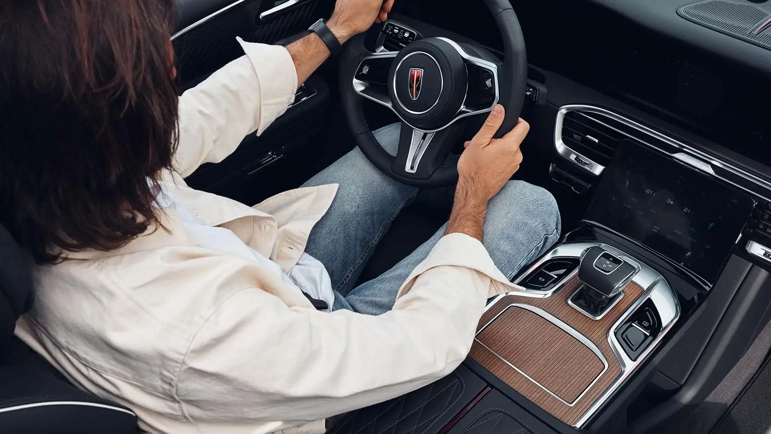 blurb-family-hongqi-man-interior-desktop